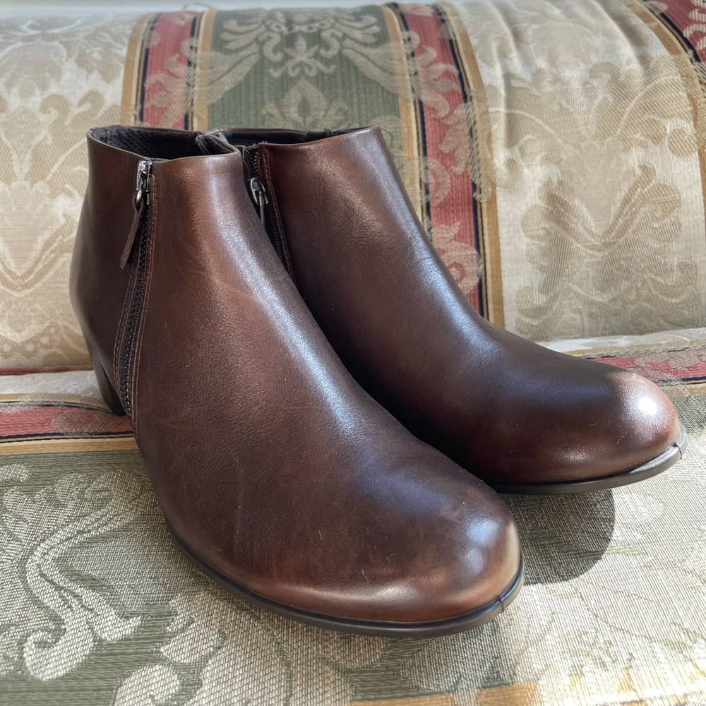 New ECCO Ankles Boot. Size 9-9.5 Women
N10-04